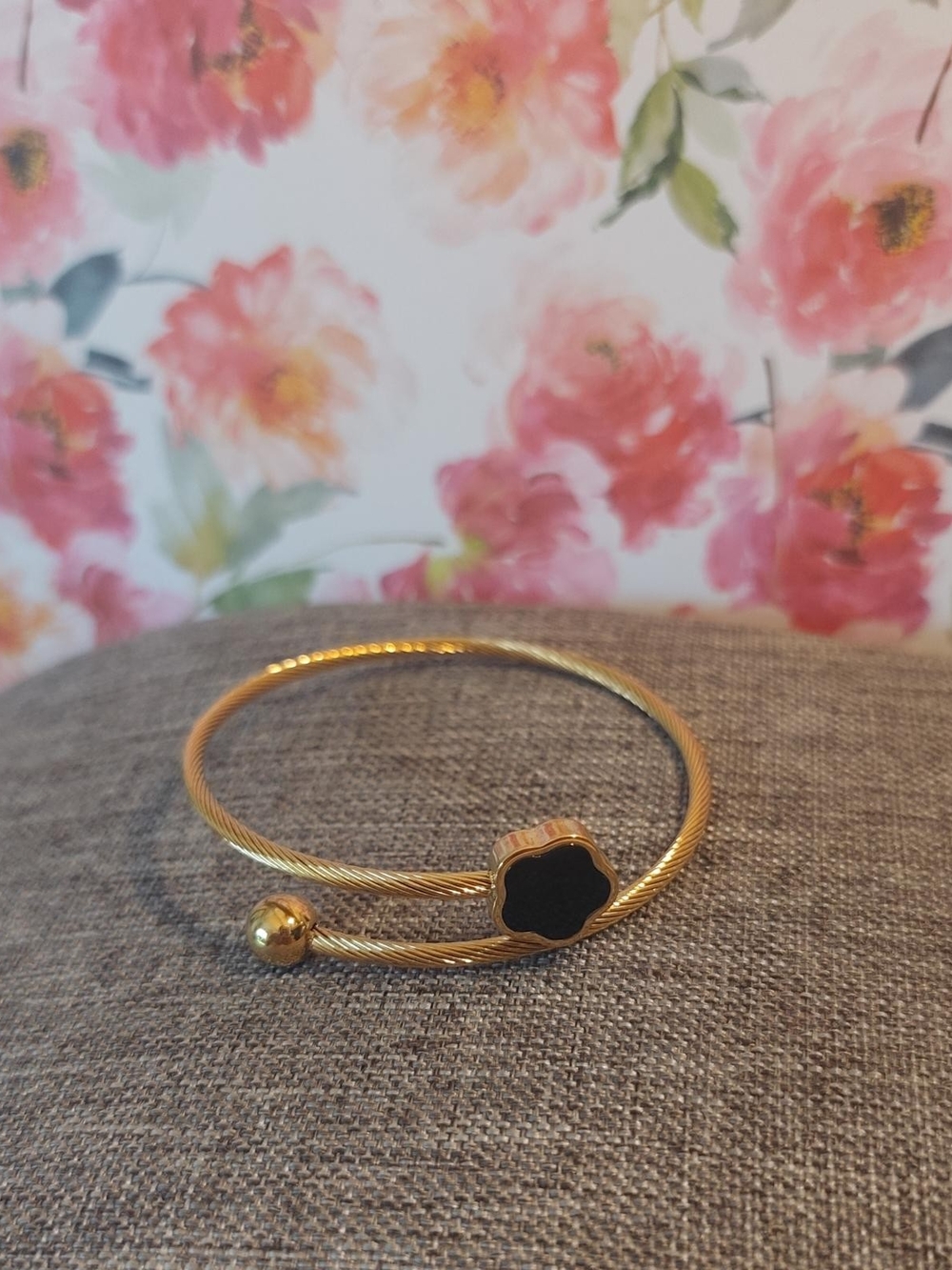 The surface is plated with a thin layer of real gold 18k.